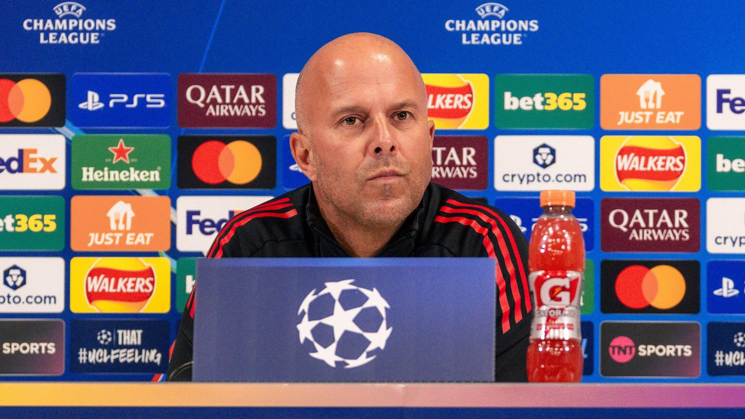 انتقاد آرنه اسلات از تمرکز مفسران روی هزینه ۴۵۰ میلیون پوندی لیورپول